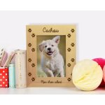 Cadre en bois grav� empreintes chien