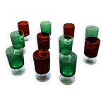 11 verres a vin ou aperitifs, 6 de couleur verte et 5 de couleur rouge vintage 1970