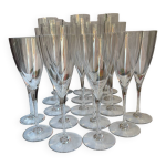 17 fl�tes en cristal baccarat, mod�le dom p�rignon