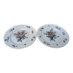 2 anciennes assiettes en faïence à décor de fleurs 2 anciennes assiettes en faïence à décor de fleurs