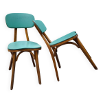 2 chaises en bois et vertes