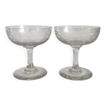 2 coupes à champagne anciennes en verre décor gravé 2 coupes à champagne anciennes en verre décor gravé