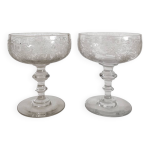 2 coupes à champagne anciennes en verre décor gravé 2 coupes à champagne anciennes en verre décor gravé