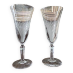 2 fl�tes � champagne anciennes en verre souffl� et grav�es, forme tulipe