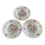 3 assiettes creuses en porcelaine estampilles pillivuyt. motifs floraux.