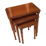 3 tables gigognes merisier blond recouvertes d un plateau de verre biseaut