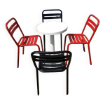 4 chaises tolix t2 en m�tal rouge et noir et table bistrot blanche vintage
