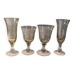 4 verres anciens souffl�s, 2 flutes � champagne , 2 verres