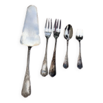 5 couverts en metal argenté, pelle a tarte, deux fourchettes, petite fourchette et cuillère, poinçon 5 couverts en metal argenté, pelle a tarte, deux fourchettes, petite fourchette et cuillère, poinçon