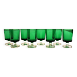 8 verres � liqueur en verre �meraude par luminarc mod�le su�de, ann�es 70