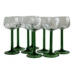 8 verres  pied d'alsace, contenant transparent et pied vert