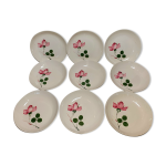 9 assiettes creuses calottes en faience à decor d'un bouton de rose 9 assiettes creuses calottes en faience à decor d'un bouton de rose