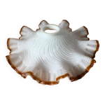 Abat - jour en forme mouchoir en verre opaline blanche et bordure ocre Abat - jour en forme mouchoir en verre opaline blanche et bordure ocre