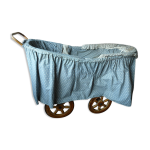 Ancien berceau en bois et osier sur roues Ancien berceau en bois et osier sur roues