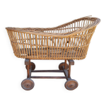 Ancien berceau en rotin  roulettes