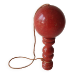 Ancien bilboquet en bois - couleur rouge hauteur 17. 5 cm