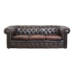 Ancien canapé chesterfield 3 places en cuir de vachette marron foncé Ancien canapé chesterfield 3 places en cuir de vachette marron foncé