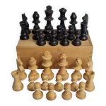 Ancien jeu d'échecs design staunton pièces en bois tourné (roi 7 cm) Ancien jeu d'échecs design staunton pièces en bois tourné (roi 7 cm)