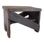 Ancien tabouret de ferme, artisanal et rustique Ancien tabouret de ferme, artisanal et rustique