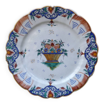 Ancienne assiette chantourne en faience de gien avec motifs panier de fleurs bleu / jaune
