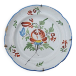 Ancienne assiette en fa�ence avec support mural : d�cor floral