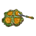 Ancienne assiette à fromage en céramique de couleur avec couteau Ancienne assiette à fromage en céramique de couleur avec couteau