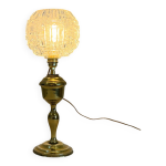 Ancienne lampe  ptrole en cuivre dor avec globe opaline diamant rond