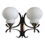 Applique double globes opaline, fer forgé et laiton - années 50 / 60 Applique double globes opaline, fer forgé et laiton - années 50 / 60