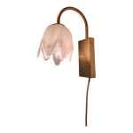 Applique murale blanche en verre de murano de forme organique florale de tulipe sur base dorée lampe ... Applique murale blanche en verre de murano de forme organique florale de tulipe sur base dorée lampe ...