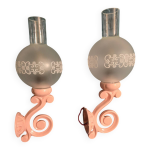 Appliques originales en fonte �maill�e rose et globes en verre d�poli