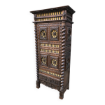 Armoire bonnetière bretonne en chêne massif à 1 porte et 1 tiroir. Armoire bonnetière bretonne en chêne massif à 1 porte et 1 tiroir.