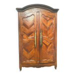 Armoire louis xv a chapeau de gendarme en merisier massif xviii sicle