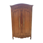 Armoire louis xv nantaise sculpte  grappes de raisin, chapeau de gendarme en cerisier fin 19eme.