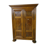 Armoire en noyer et loupe de frne