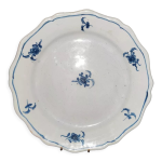 Assiette ancienne en faence du nord  dcor floral bleu xviiime sicle