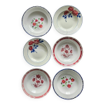Assiettes creuses vintage dpareilles, rouges et bleues