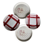 Assiettes  dessert vintage en faence dpareilles avec motifs rouges