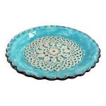 Assiette en émail fond bleu xxe ornementée d'une dentelle Assiette en émail fond bleu xxe ornementée d'une dentelle