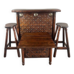 Bar rustique en bois sculpt avec tabourets et coffre  vin, xxe sicle