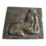 Bas relief plaque de lapin en patine brune chat assis