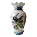 Base chinois en porcelaine polychromes. motifs paons / oiseaux du paradis. col forme corolle avec ruban. ...