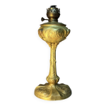 Belle et ancienne lampe à pétrole en bronze doré, attribué à georges leleu Belle et ancienne lampe à pétrole en bronze doré, attribué à georges leleu