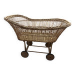 Berceau en rotin sur roulettes