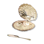 Beurrier vintage en forme de coquille saint - jacques, couteau en métal plaqué argent, style queen anne ... Beurrier vintage en forme de coquille saint - jacques, couteau en métal plaqué argent, style queen anne ...