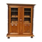 Bibliothque vitrine en noyer de style louis xiii