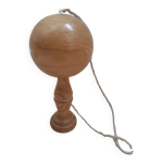 Bilboquet ancien en bois blond