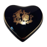 Boîte en forme de coeur en porcelaine de limoges bleu de four et or. Boîte en forme de coeur en porcelaine de limoges bleu de four et or.