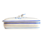 Bote  peigne en porcelaine blanche, bleue et dore