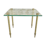 Bout de canapé, en verre et pieds torsadés en métal doré Bout de canapé, en verre et pieds torsadés en métal doré