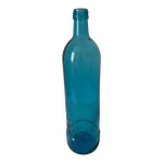 Bouteille en verre bleu avec motifs en relief dans le bas. marque selters.